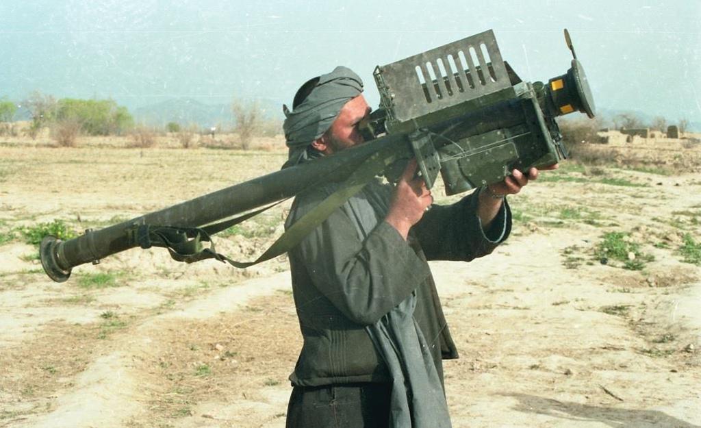 Αφγανός μαχητής Ταλιμπάν με αμερικανικό αντιαεροπορικό πύραυλο Stinger