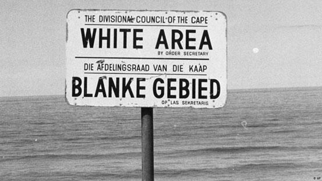 Πινακίδα σε παραλία της Νοτίου Αφρικής, που δείχνει ότι πρόκειται για περιοχή λευκών Πηγή