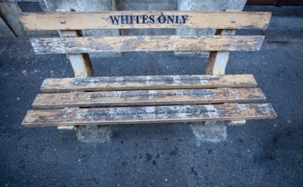 Παγκάκι στο Cape Town της Νοτίου Αφρικής με την επιγραφή: «Λευκοί μόνο»