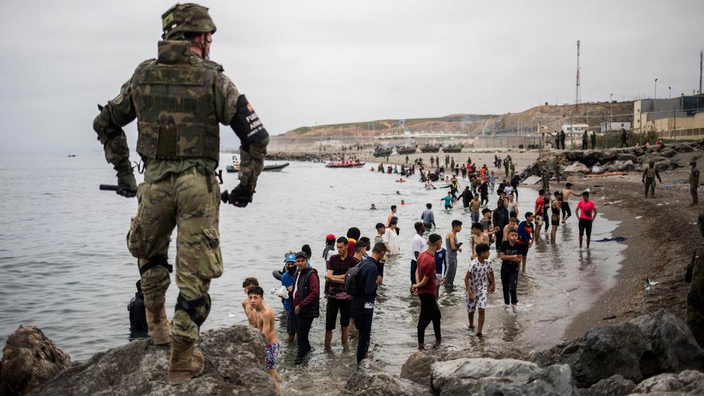 Πρόσφυγες και μετανάστες από το Μαρόκο φτάνουν στις ακτές της ισπανικής Θέουτα Πηγή