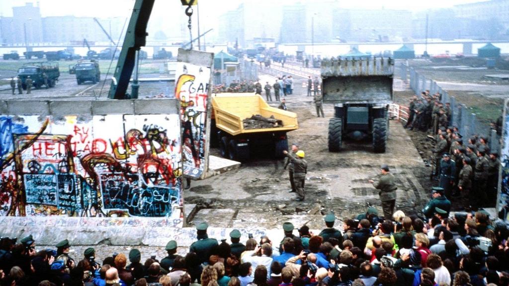 Η κυβέρνηση της Ανατολικής Γερμανίας κατεδάφισε το Τείχος του Βερολίνου τον Νοέμβριο του 1989 και συνέβαλε με αυτόν