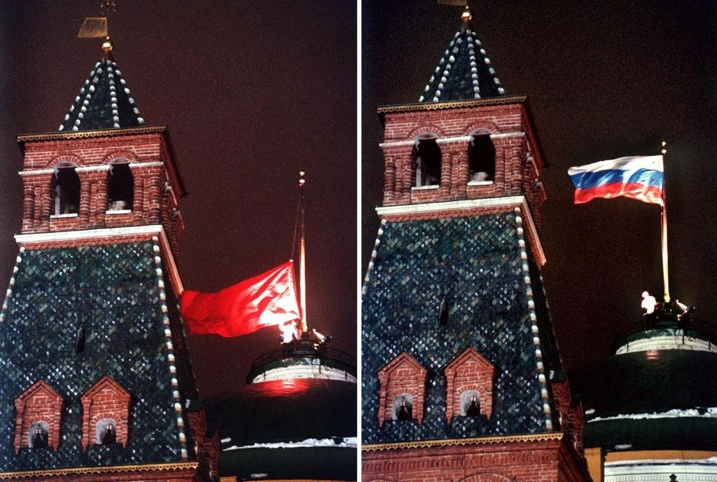 Υποστολή της σημαίας της Ε.Σ.Σ.Δ. και έπαρση της ρωσικής σημαίας στο Κρεμλίνο στην Μόσχα https://www.