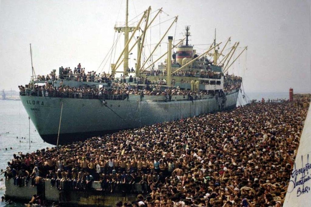 Χιλιάδες Αλβανοί μετανάστες στο Μπάρι της Ιταλίας το 1991