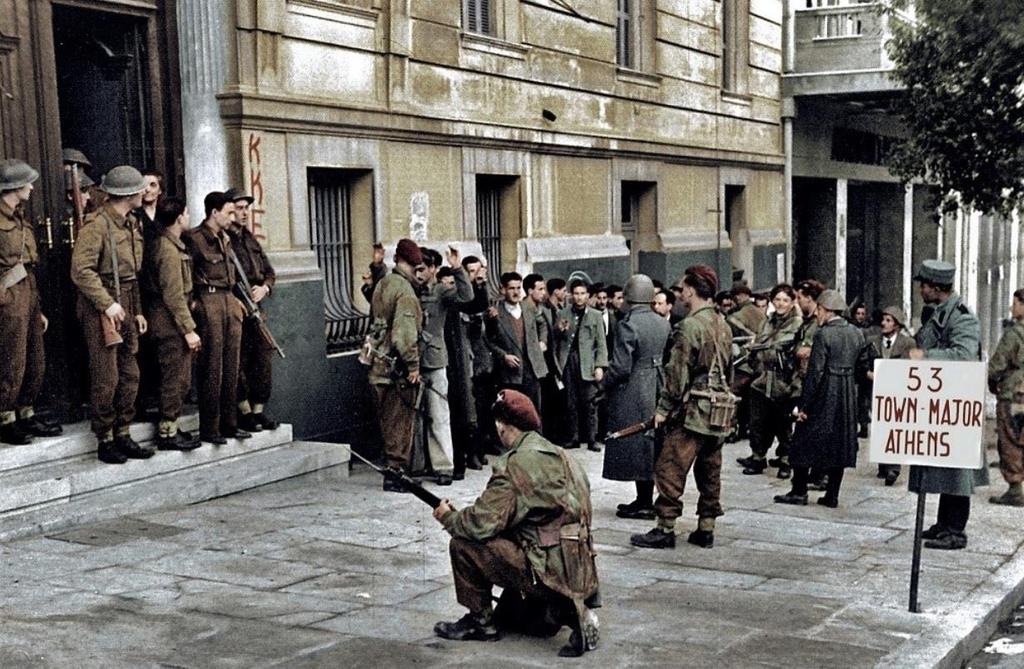 Άγγλοι στρατιώτες αιχμαλωτίζουν Έλληνες του ΕΑΜ/ΕΛΑΣ στην Αθήνα τον Δεκέμβριο του 1944 Επιχρωματισμένη φωτογραφία εποχής από τον Χρήστο Καπλάνη Πηγή εικόνας: https://www.mixanitouxronou.