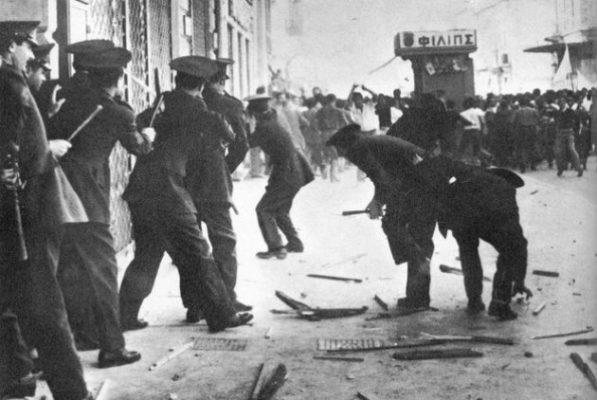 09.05.1956, Αθήνα, οδός Σταδίου: Η ελληνική Αστυνομία Πόλεων καταστέλλει βίαια τις διαδηλώσεις συμπαράστασης των Ελλήνων πολιτών προς τους Κυπρίους ομοεθνείς. https://www.
