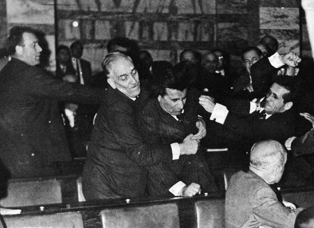 ΟΞΥΝΣΗ ΤΗΣ ΠΟΛΙΤΙΚΗΣ