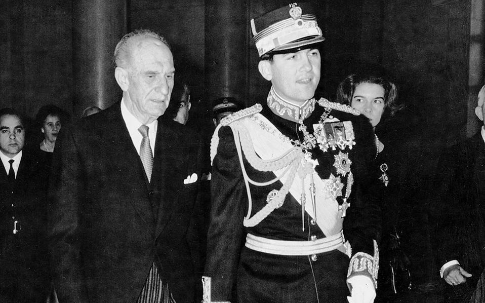 Ο πρωθυπουργός της Ελλάδας Γεώργιος Παπανδρέου με τον νέο βασιλιά Κωνσταντίνο κατά την ορκωμοσία του τελευταίου