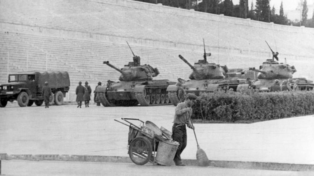 21 η Απριλίου 1967: άρματα μάχης στο Καλλιμάρμαρο στάδιο της Αθήνας