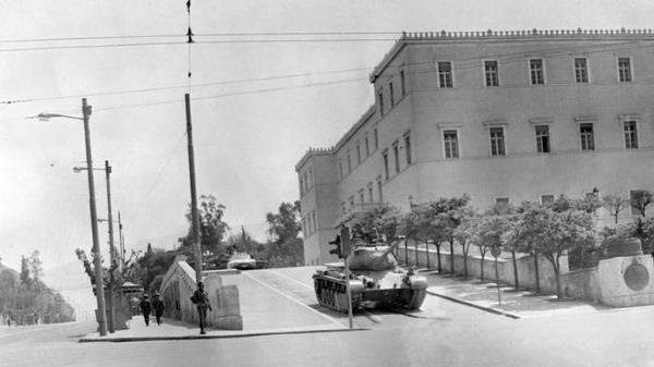 21 η Απριλίου 1967: άρματα μάχης στη Βουλή των Ελλήνων