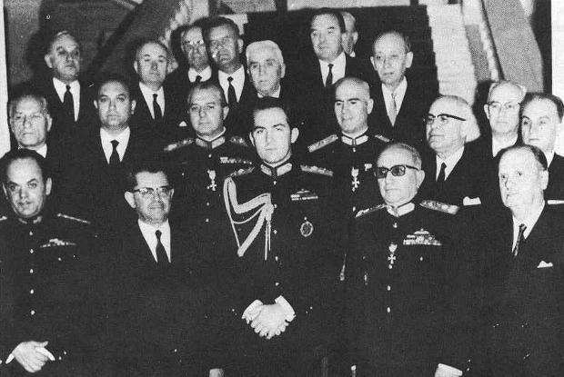 Ο βασιλιάς Κωνσταντίνος κατά την ορκωμοσία του υπουργικού συμβουλίου της χούντας