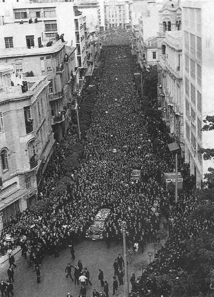 Ο λαός ακολουθεί τον Γεώργιο Παπανδρέου στη τελευταία του κατοικία. Το δικτατορικό καθεστώς δεν μπόρεσε να αντισταθεί στο λαό κατά τη κηδεία του Παπανδρέου. Πηγή εικόνας: https://www.mixanitouxronou.
