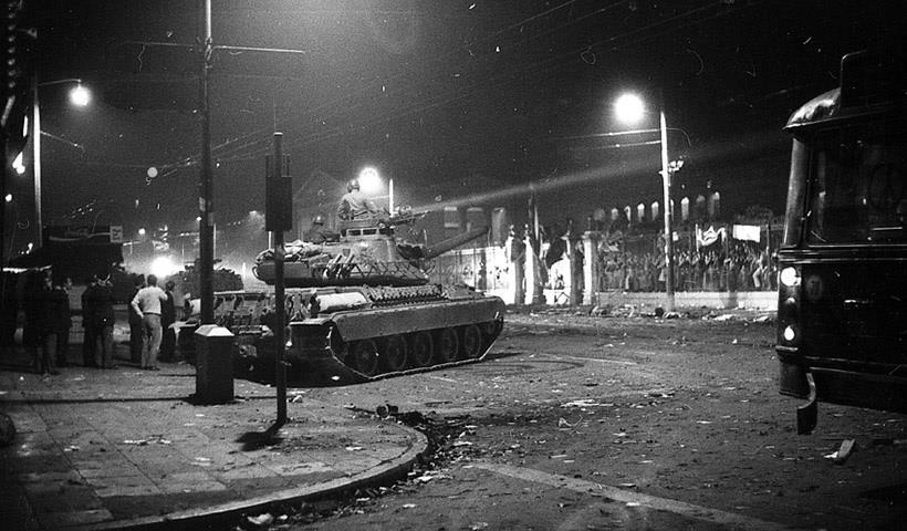 Στις 17 Νοεμβρίου 1973 τα τανκς της χούντας κατεβαίνουν στην Αθήνα και ένα γαλλικό ΑΜΧ-30 εισβάλλει στο Πολυτεχνείο γκρεμίζοντας την πύλη του πανεπιστημιακού
