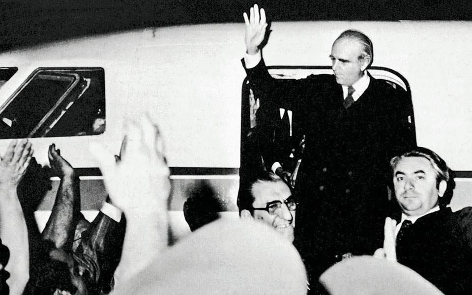 Η ΕΠΙΣΤΡΟΦΗ ΤΟΥ ΚΩΝΣΤΑΝΤΙΝΟΥ ΚΑΡΑΜΑΝΛΗ ΣΤΗΝ ΑΘΗΝΑ ΤΗΝ 23 η ΙΟΥΛΙΟΥ 1974 Πηγή εικόνας: https://www.