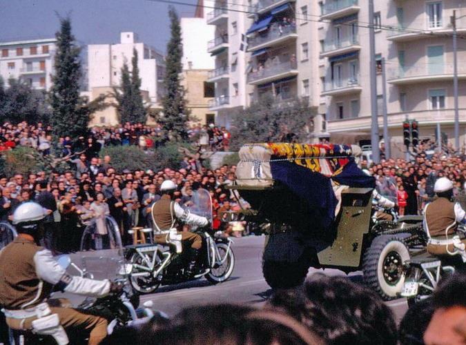 Από την πομπή κηδείας του βασιλιά Παύλου Πηγή εικόνας: