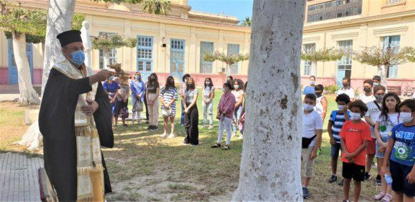 Ενθαρρυντικά ήταν τα λόγια του Πατριαρχικού Επιτρόπου Αλεξανδρείας, του Μητροπολίτη Ναυκράτιδος κ. Νάρκισσου, που μετέφερε τις ευχές και τις ευλογίες του Πατριάρχου Αλεξανδρείας και πάσης Αφρικής κ.κ. Θεοδώρου, ευχόμενος στους μαθητές «να εκπαιδεύεστε και να μορφώνεστε, ώστε το μέλλον που προσδοκούμε και βλέπουμε σε εσάς, να είναι καλύτερο από το παρών που φτιάξαμε εμείς.