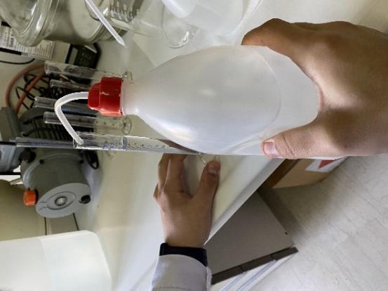 Αν Α η πρώτη πυκνομέτρηση μετά από 40 και Β η δεύτερη μετά από 2 ώρες τότε: Α = Ιλύς + άργιλος % Β = άργιλος % Α Β = Ιλύς % και 100 Α = Άμμος % Εικόνα 34: α) Ζύγιση εδάφους, β)