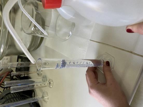 buffer PH:5. Εικόνα 36: μέτρηση PH, α)ποτήρι ζέσεως με 20 gr εδάφους, β) μέτρηση απϊοντισμένου νερού, γ)ανάδευση αιωρήματος με την βοήθεια της ράβδου. Γ6.