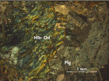 Εικόνα 83: Αντιπροσωπευτική μικροφωτογραφία εξαλλοιωμένου Χαλαζιακού Διορίτη (F3) (δεξιά X nicols) Plg: πλαγιόκλαστο, Hlb-Chl: κεροστίλβη-χλωρίτης 8.2. Ηλεκτρονικό Μικροσκόπιο Σάρωσης (S.E.M.