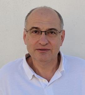 Εκπαίδευση-Ακαδημαϊκές Θέσεις: Ο Γιώργος Κοσιώρης γεννήθηκε στην Αθήνα το 1962 και αποφοίτησε από την Πρότυπη Σχολή Αναβρύτων το 1980.