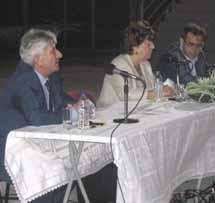 Το διαφημιστικό υλικό στους κεντρικούς οδικούς άξονες, έχει αποδειχθεί ότι μπορεί να γίνει αιτία πολλών σοβαρών ατυχημάτων, λόγω απόσπασης της προσοχής των οδηγών αλλά και πιθανής αποκόλλησης