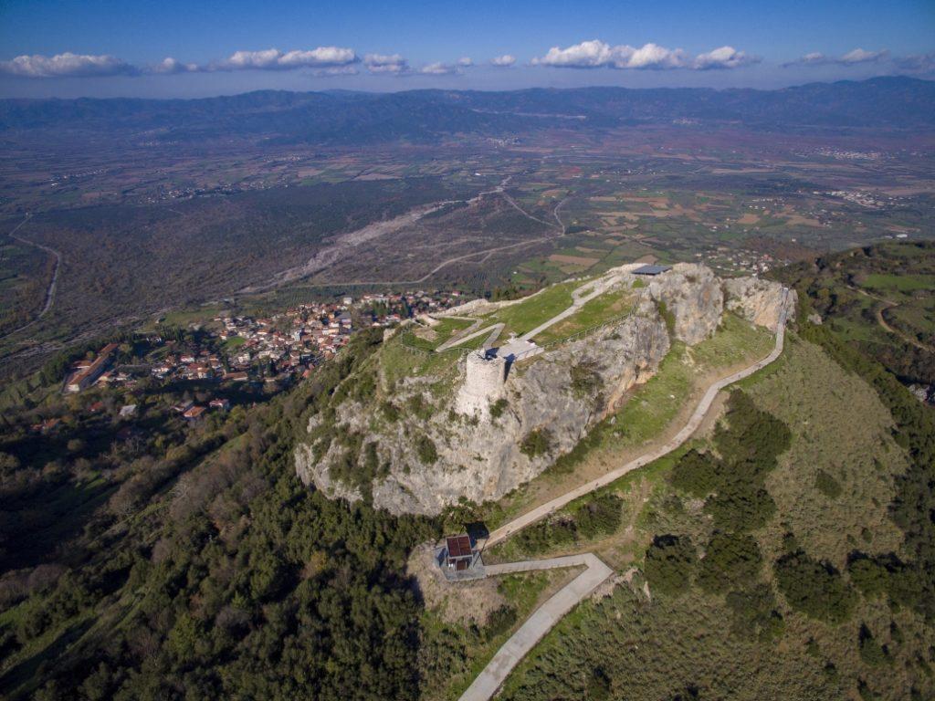 Τότε, όπως αναφέρει ο Δημήτριος Αινιάν στο έργο «Ἀναμνήσεις μιᾶς θερινῆς νυκτός ἐν Ὑπάτῃ», «Ἡ πόλις ἐκυριεύθη, ἀλλ ἐκ τῶν κατοίκων αὐτῆς ὀλίγοι διεσώθησαν καί ἐτοποθετήθησαν εἰς τό ἀπέναντι κείμενον