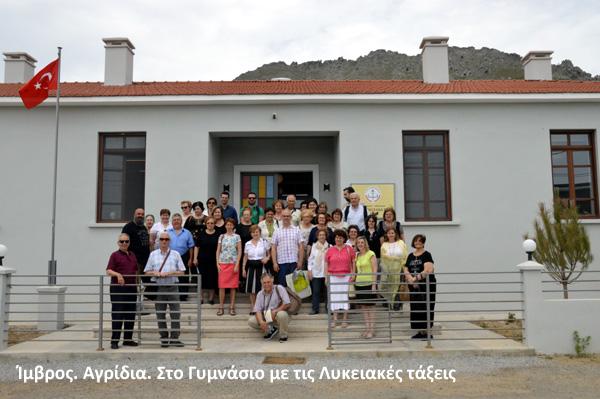 Όταν όμως κατηφορίζεις την Παναγιά και σταυροκοπιέσαι μπροστά στη Μητρόπολη της Κοίμησης κι αντικρίζεις μια ξεπεσμένη αρχοντιά, αρχίζεις κι αναμετριέσαι με την προσωπική σου ιστορία και τα βιώματά