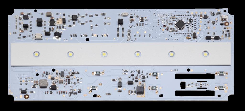 6 7 Baterías con tecnología LiFePO4 Sonda Térmica de Seguridad Fuente de luz de tecnología LED Conjunto Óptico Un microprocesador gestiona la carga