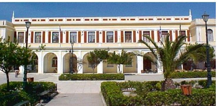Στην περίπτωση των ιδιωτικών κτισμάτων, η κατασκευή των λεγόμενων «σπιτιών αρωγής» βάσει των αρχιτεκτονικών τύπων που προήλθαν από το υφυπουργείο ανοικοδόμησης, παρατηρείται μια τάση λιτότητας και