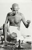 Εικόνα 1.5 Ο Mahatma Gandhi (1869-1948) [4] Η εικόνα του, να παρασκευάζει νήμα, έκανε το γύρο του κόσμου και έγινε το σύμβολο μιας παράδοσης με κέντρο την ανθρώπινη αξιοπρέπεια.