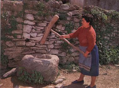 Πριν από λίγες μόλις δεκαετίες, την οικονομία μικρής κλίμακας στην Ελλάδα αλλά και σε πολλές άλλες χώρες, την κρατούσαν οι γυναίκες στα χέρια τους.