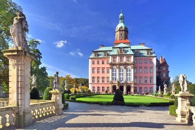 Μετά το τέλος του πολέμου το κάστρο Ξιάζ κατελήφθη από τον Κόκκινο Στρατό. Επί Λαϊκής Δημοκρατίας της Πολωνίας μετατράπηκε σε πολιτιστικό κέντρο και αυτή τη χρήση διατηρεί μέχρι σήμερα.
