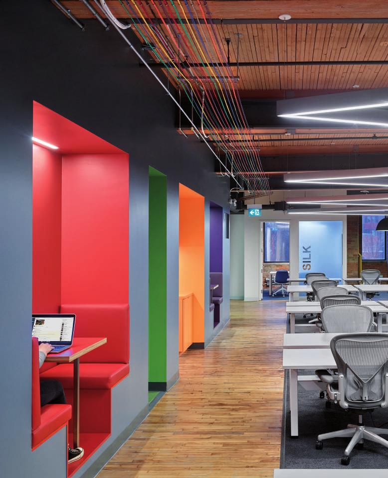 ΒΙΒΛΙΟΓΡΑΦΙΑ Οι χώροι συναντήσεων και συνεργασίας με τα έντονα χρώματα έρχονται σε αντίθεση με την ουδέτερη παλέτα των θέσεων εργασίας στα γραφεία της εταιρείας Slack, που σχεδιάστηκαν από τους
