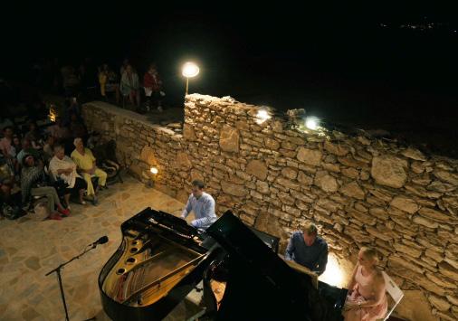 ΟΙ ΑΠΟΦΟΙΤΟΙ επικοινωνούν - Ιούλιος 2020 Στιγμιότυπο από το θερινό φεστιβάλ Koufonisia Classical, πρωτοβουλία τού Κορνήλιου και τής οικογένειάς του και δύο πιάνα στο Μέγαρο Μουσικής.