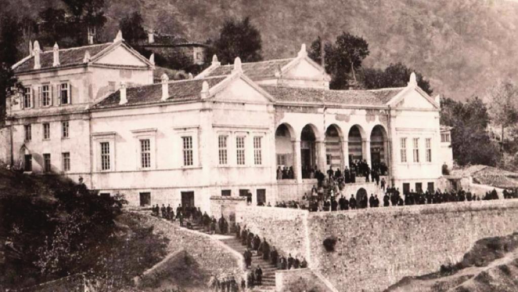 Ήταν ένα επιβλητικό σε μέγεθος και αρχιτεκτονικό σχέδιο κτίριο, το οποίο οικοδομήθηκε κατά τη διάρκεια των τελευταίων χρόνων της τουρκοκρατίας, μοναδικό για τη Θεσσαλία την περίοδο