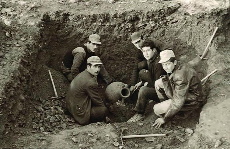 Ανασκαφή Ζώνης, 1966 Στα μέσα του 19ου αιώνα καταγράφεται για πρώτη φορά το ενδιαφέρον της αρχαιολογικής κοινότητας για τα μνημεία της Περιφερειακής Ενότητας Έβρου με επίκεντρο τη Σαμοθράκη.