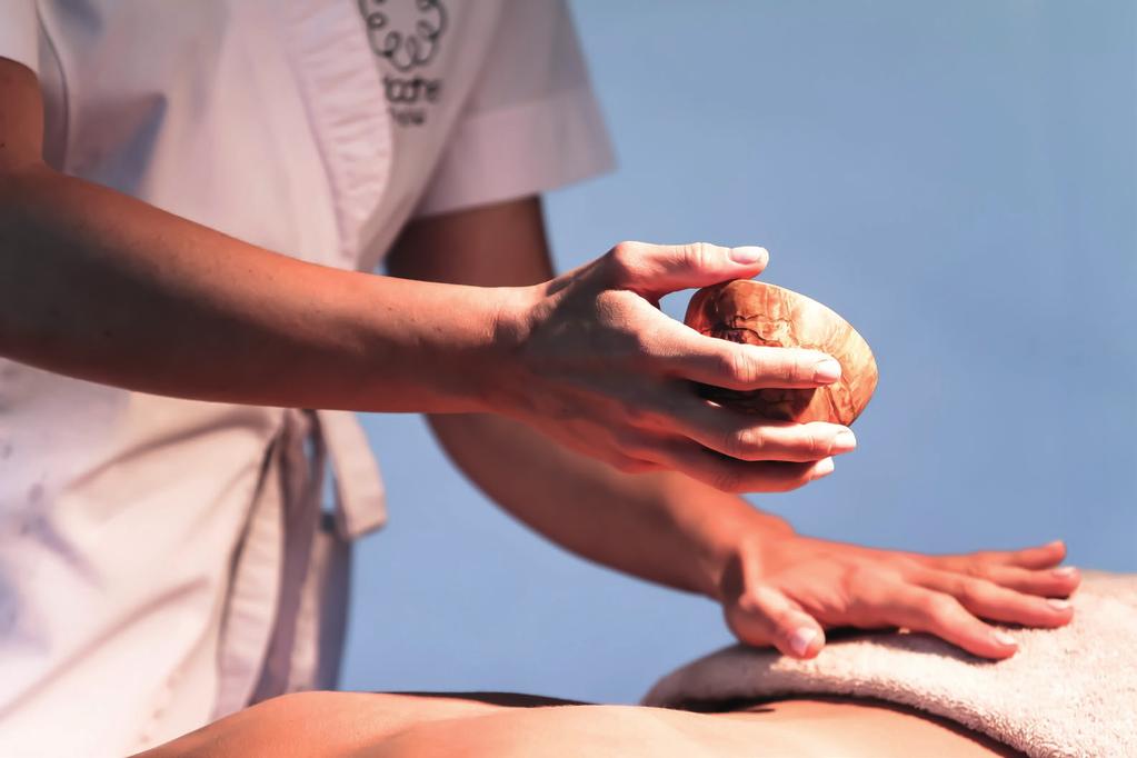 The mesmerizing aromatic combination of precious Frankincense & enticing Patchouli, imbued in the body scrub, conveys the senses to a place of absolute calmness, preparing the way for an undeniable