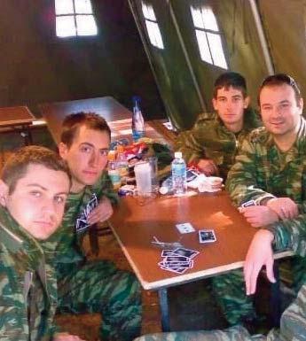 του παιδί, ή στο χωριό του πατέρα του στη Χίο. Όταν δεν προλαβαίνει, προτιμάει μικρές εξορμήσεις στις παραλίες της Αττικής.