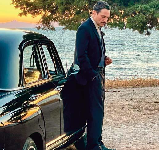 Ποζάροντας απαστράπτουσα αγκαλιά με τον παρουσιαστή σχολίασε με καμάρι: «Κάναμε μια υπέροχη εκπομπή με τον καταξιωμένο Χρήστο Νικολόπουλο, τον ευχαριστώ πολύ και πάμε και για άλλα καλύτερα».
