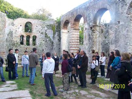 τριο. Εκεί γευτήκαμε τη βορειοηπειρώτικη φιλοξενία. Το κέρασμα ήταν πλούσιο. Τραγουδήσαμε πατριωτικά τραγούδια για τους Δερβιτσιώτες και τους βεβαιώσαμε πως στον τόπο τους δεν νιώσαμε ξένοι.