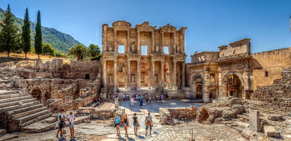 Η Έφεσος έγινε ρωμαϊκή το 129 π.χ.. Η Βιβλιοθήκη του Κέλσου κτίσθηκε το 117 μ.χ. Μιλάμε για σχεδόν 250 χρόνια. Είναι η απόσταση από τον Κοσμά Αιτωλό σε μας σήμερα.
