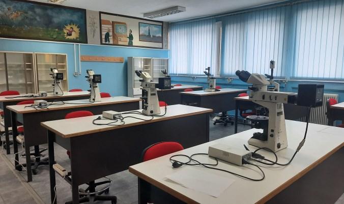 Το εργαστήριο είναι εξοπλισμένο με 8 πολωτικά μικροσκόπια τελευταίας τεχνολογίας (διερχόμενου και ανακλώμενου φωτός) και έναν ικανό αριθμό παρασκευασμάτων λεπτών τομών αντιπροσωπευτικών ειδών