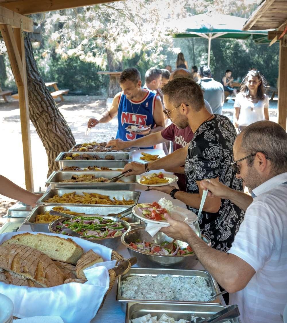 Εστίαση Όπως είναι φυσικό μετά από τόση διάρκεια έντονου παιχνιδιού και αδρεναλίνης, οι «μαχητές» θα διψάσουν και θα πεινάσουν.