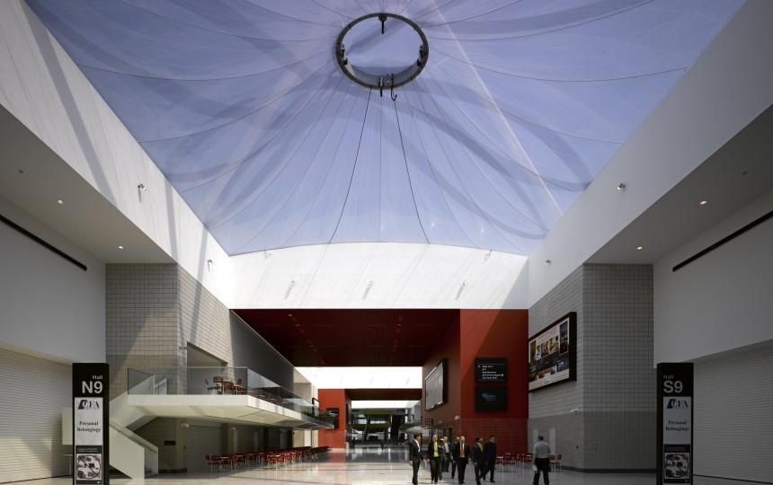 3.9.3 Μεμβράνη αλουμινίου από ETFE (αιθυλένιο τετραφθοροαιθυλένιο) Εικόνα 69: Μεμβράνη αλουμινίου από ETFE http://www.architen.