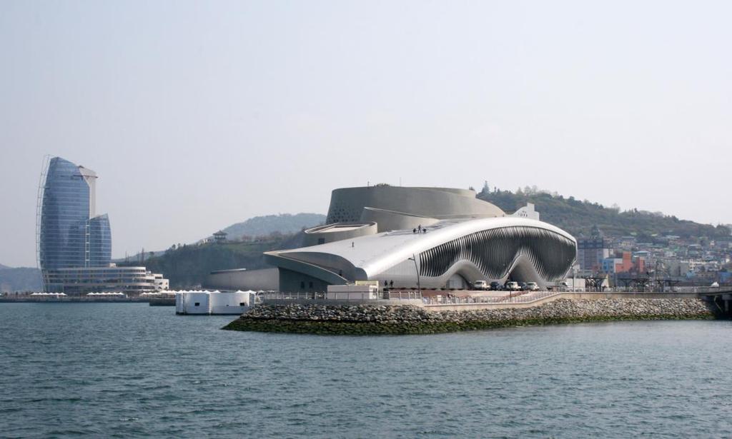 Το κλίμα του Yeosu χαρακτηρίζεται από τρεις κύριες εποχές: έναν δροσερό χειμώνα, ένα ζεστό και υγρό καλοκαίρι και μέτριες ενδιάμεσες περιόδους.