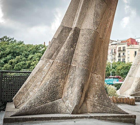 Εικόνα 15: Επικλινείς κολώνες της πρόσοψης του πάθους, http://www.sagradafamilia.