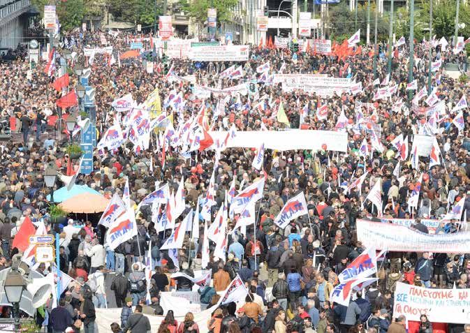 Στην ουσία δεν: Αναδεικνύει τις πραγματικές αιτίες που γεννούν και αναπαράγουν τα προβλήματα.