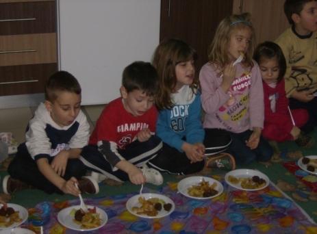 Φτιάξαμε αφίσα με κεντρικό μήνυμα «Όλοι μαζί Όλοι μαζί προστατεύουμε τη γη». Ετοιμάσαμε φέιγ-βολάν για να τα μοιράσουμε στη γειτονιά για ενημέρωση. Με τη βοήθεια της κ. Χρυσούλας, υπεύθυνης του Κ.Π.Ε. Ελευθερίου Κορδελιού & Βερτίσκου, φτιάξαμε σαπούνι και με τη βοήθεια της κ.