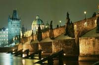 Τα ποταµόπλοια θα σας ξεναγήσουν στις ιστορικές γέφυρες της Πράγας.