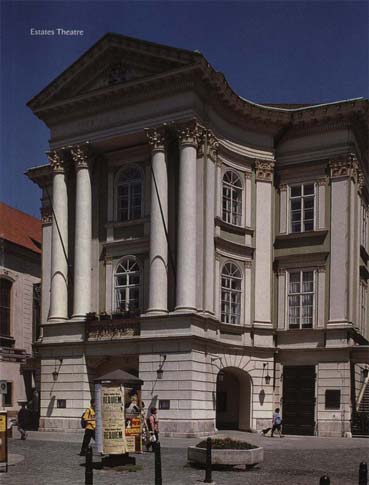 Το ιστορικό Rudolfinum, χτισµένο σε ιστορικού αρχιτεκτονικούς ρυθµούς είναι η έδρα της Φιλαρµονικής της Τσεχίας.