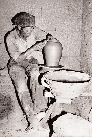 Δεξιά: H Παρασκευή Kουβδή διακοσμεί κουμάρι με πινέλο στο εργαστήριο της οικογένειάς της στον Aγιο Στέφανο Λέσβου το 1978 (αρχείο K.M.N.K.).